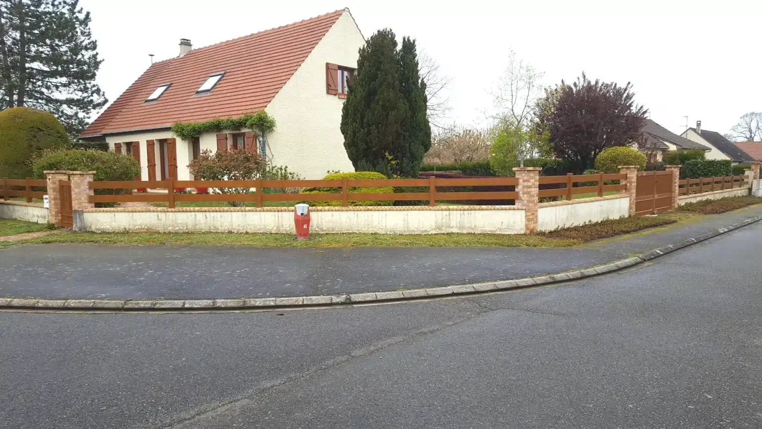 Délimitez les abords de votre habitation avec la pose d'une clôture