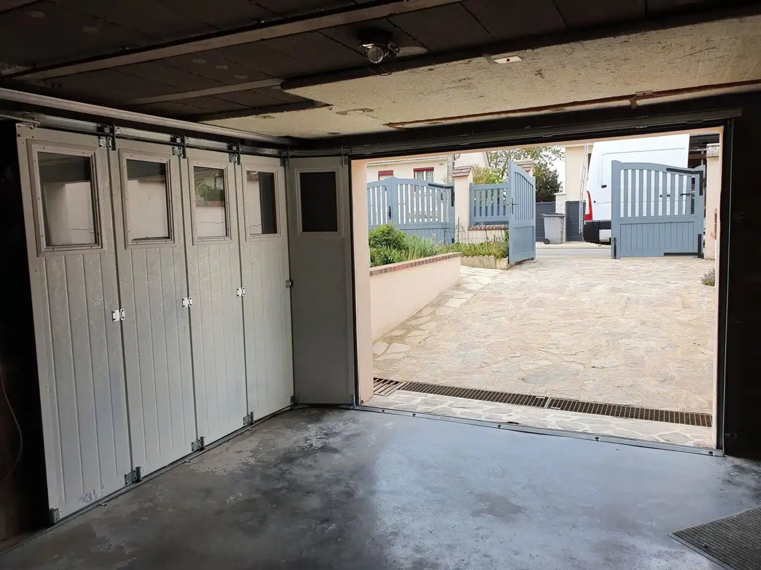 Nous assurons la pose de portes intérieures, de portes d'entrée et portes de garage