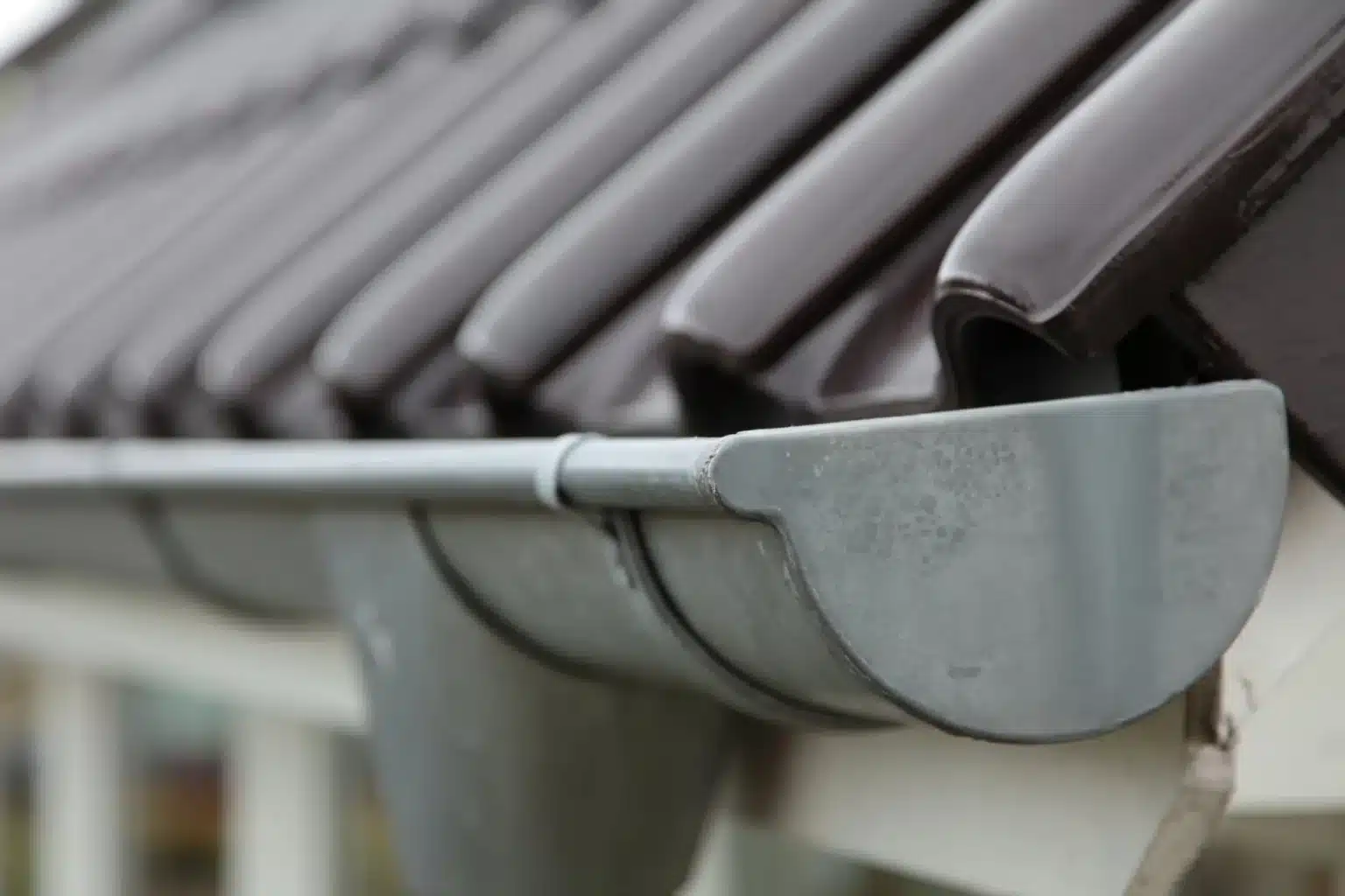 Pose de gouttières en zinc ou PVC et travaux de couverture