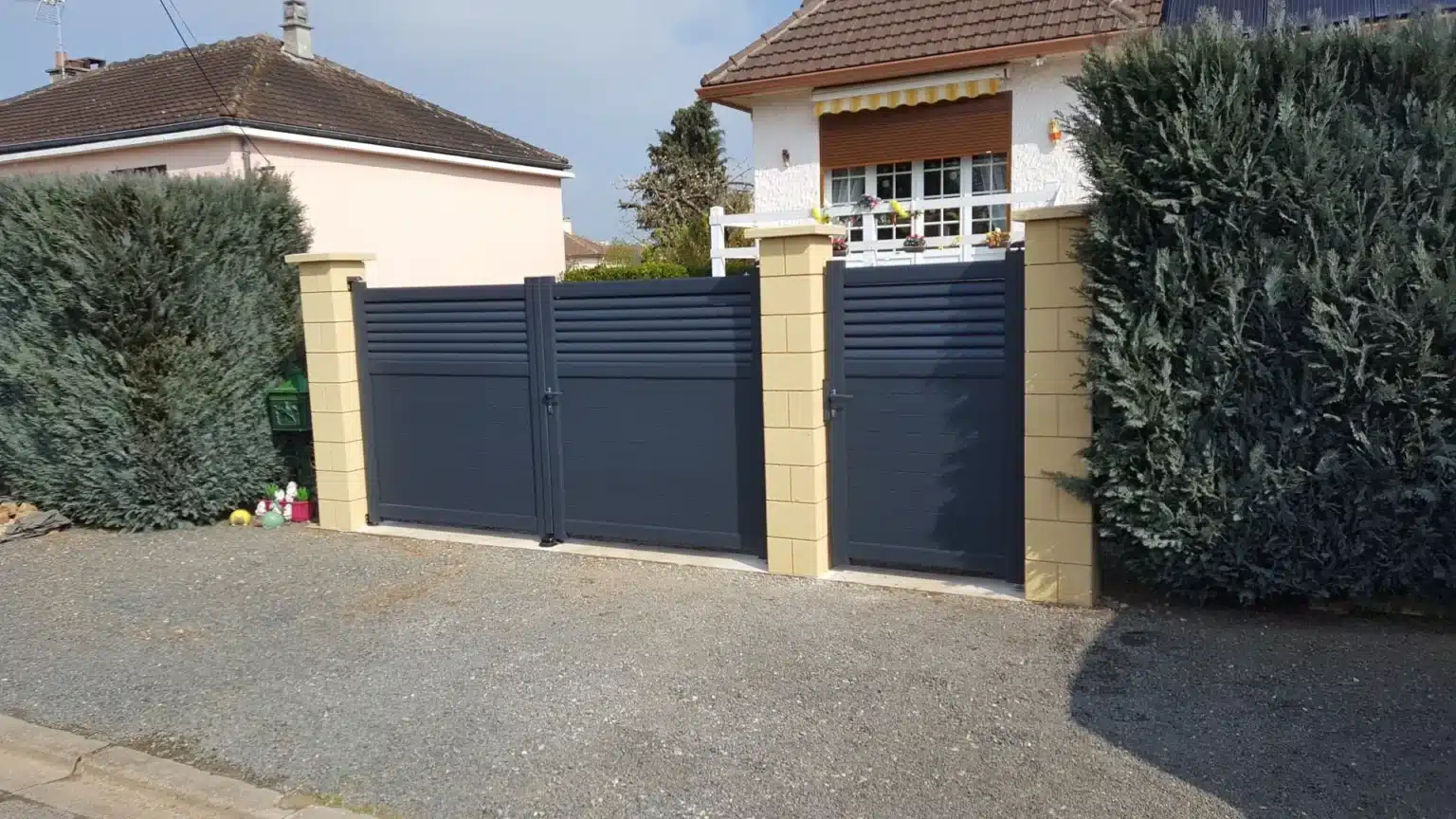 Sécurisez l'accès à votre logement avec la pose d'un portail