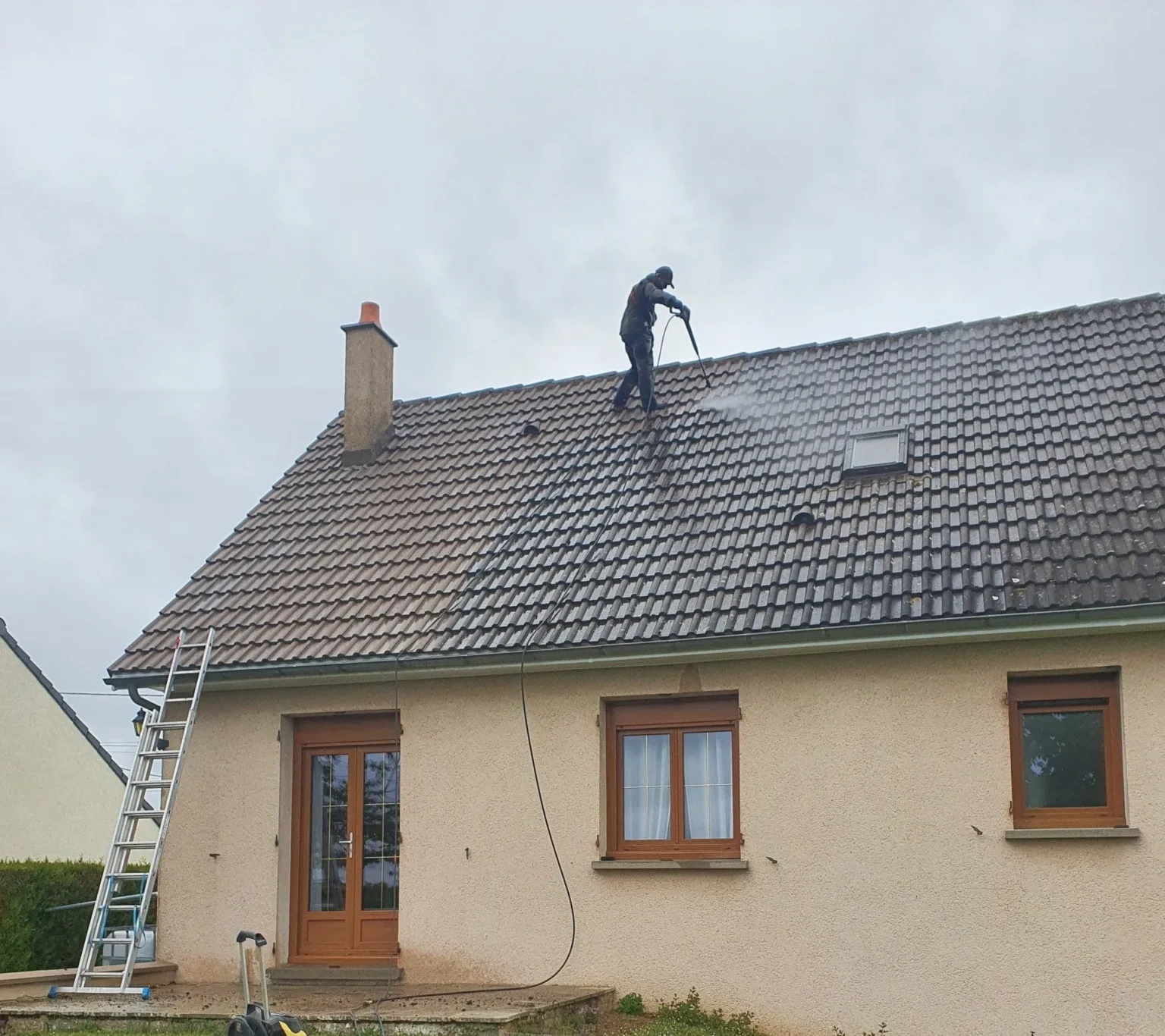 Traitement et démoussage de votre toiture pour un toit bien entretenu